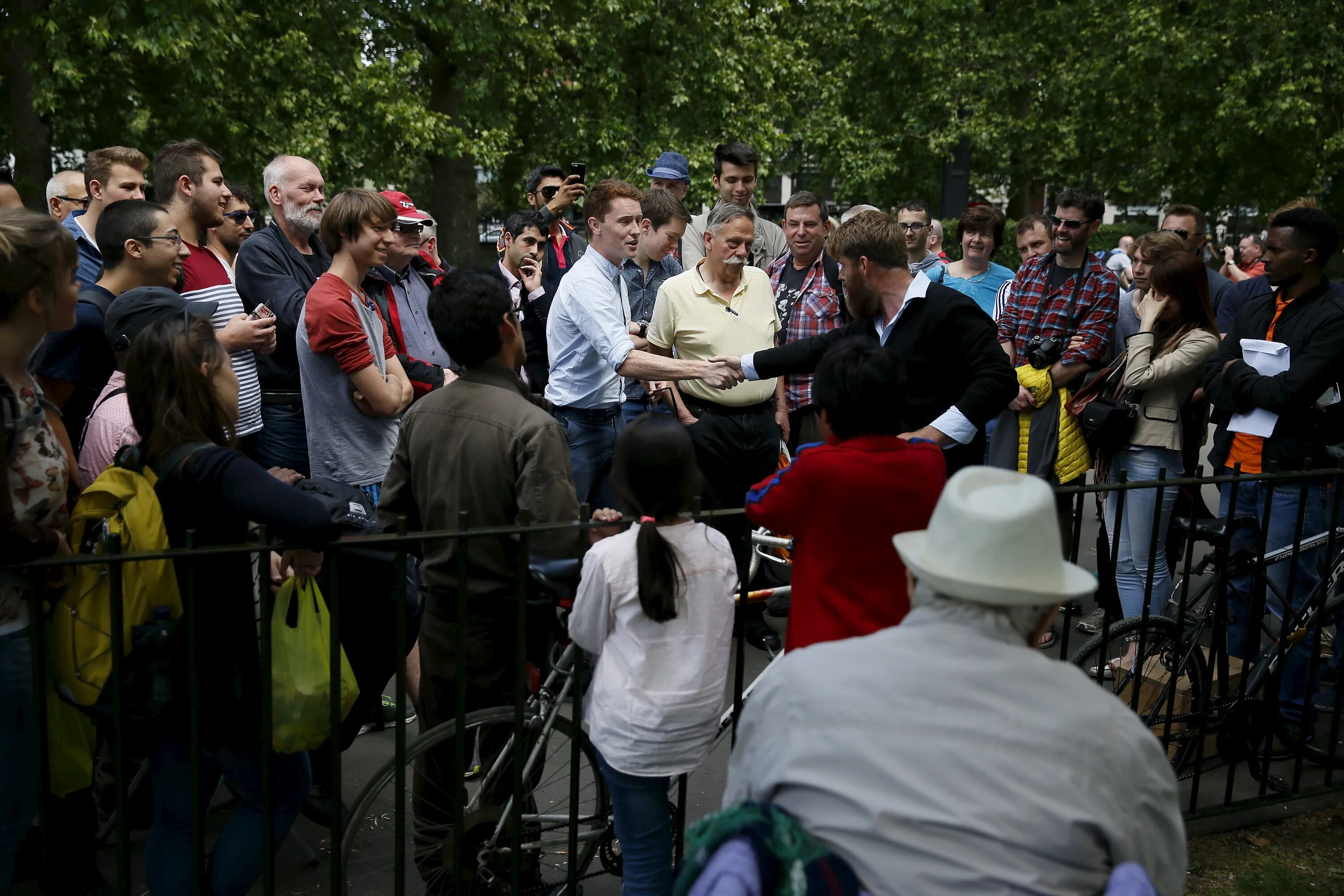 Уголок оратора в лондоне. Speakers corner in hyde park. Уголок ораторов. Уголок ораторов. Speakers corner in hyde park.