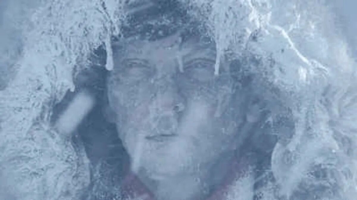 Сильно замерзший человек