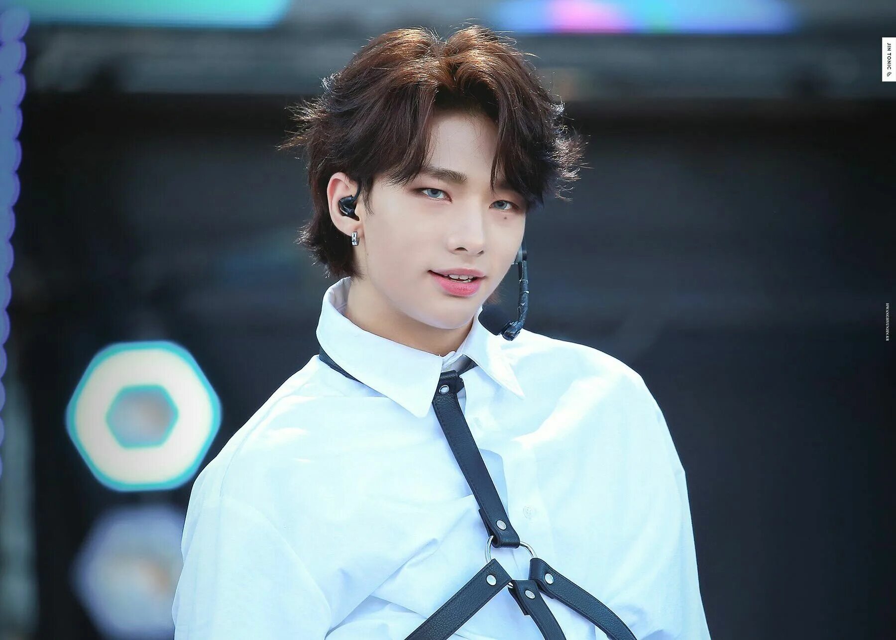 Прическа хенджина 2024 Hyunjin's Captivating Style in the God's Menu Era