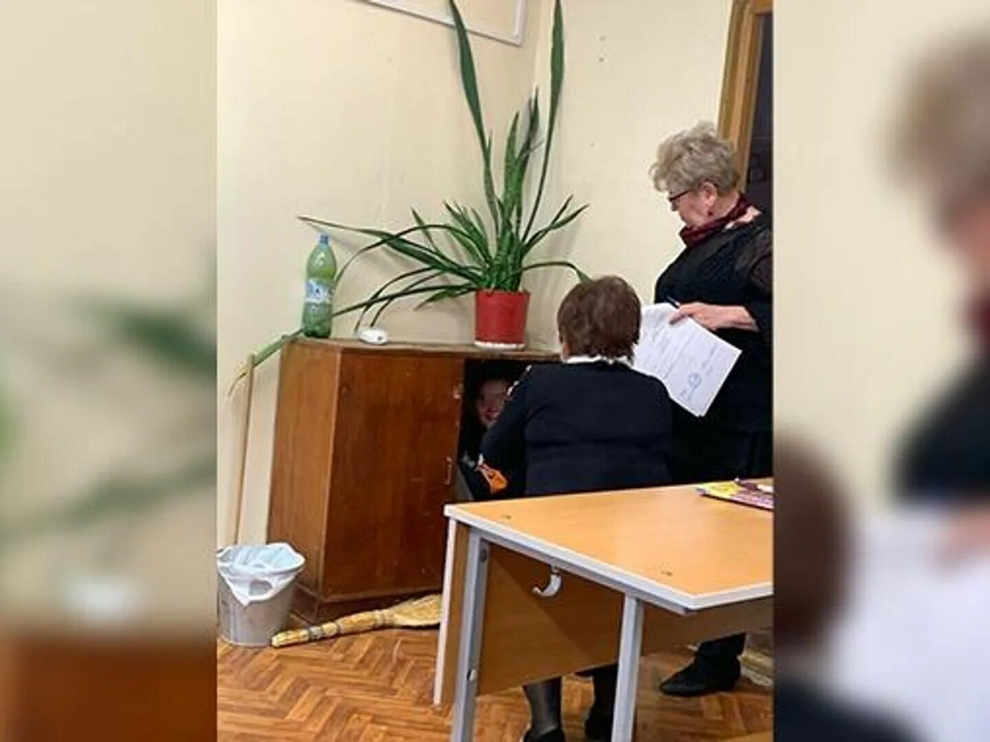 Школьник превзошел учительниц магии. Учитель наказывает ученика. учительница выгнали из школы. учитель завуч. скандал в старой школе.