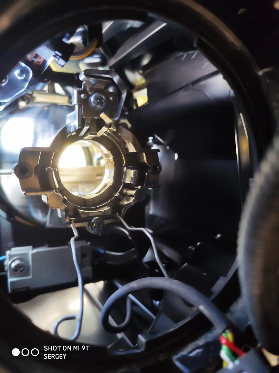 Держатель лампочки ближнего света на фаре мазда 3. Мазда 3 лампа ближнего света ксенон. Проволочный фиксатор лампы ближнего света мазда 3. Патрон лампы мазда 3 бк. Мазда 3 2006 лампа ксенон ближнего света.