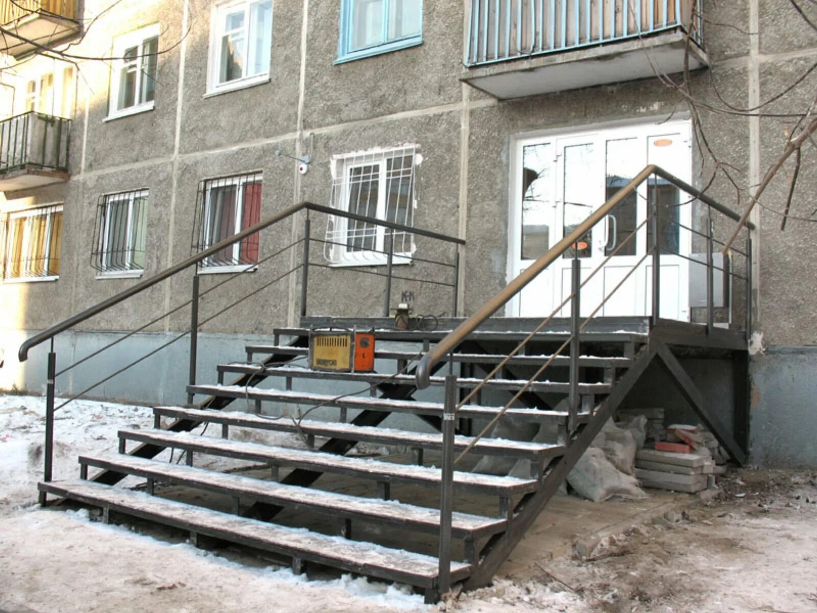 Ооо первый этаж. Лестница входная металлическая. Лестница входная в дом металлическая. Железное крыльцо. Металлическая лестница для крыльца.