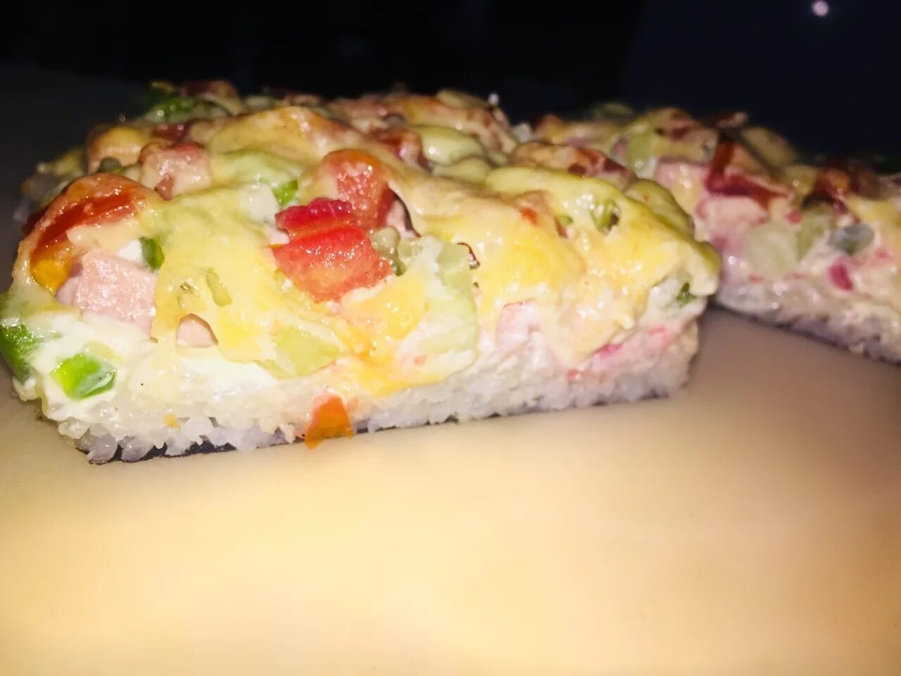 Пицца из жидкого теста на сковороде. Пицца на рисовой муке. Пицца из риса фото. Пицца на творожном тесте. Пицца из риса.