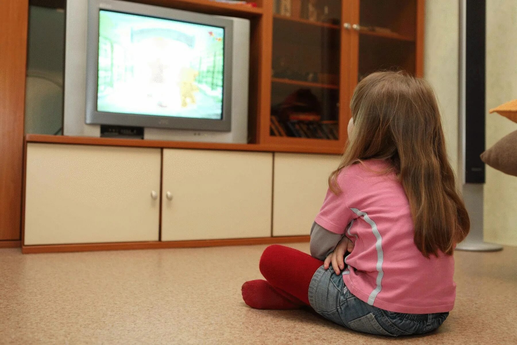 Дети перед телевизором. Телевидение для детей. Телевизор для детей. Девочка телевизор. Малыш перед телевизором.