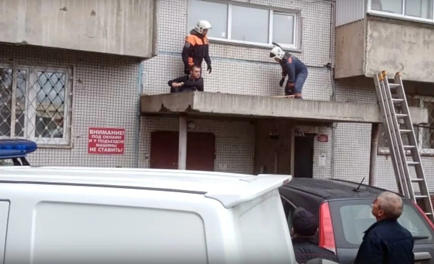 Падающих под 3. Прыжок с третьего этажа. Девушка спрыгнула с балкона. Высота 16 этажки. Падающих под 3.