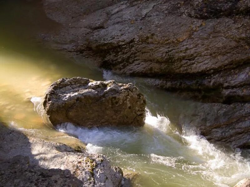 Под камень лежачий вода значение. Лежачий камень. под лежачий камень. лежачий камень вода. под лежачий камень вода не течёт картинки.