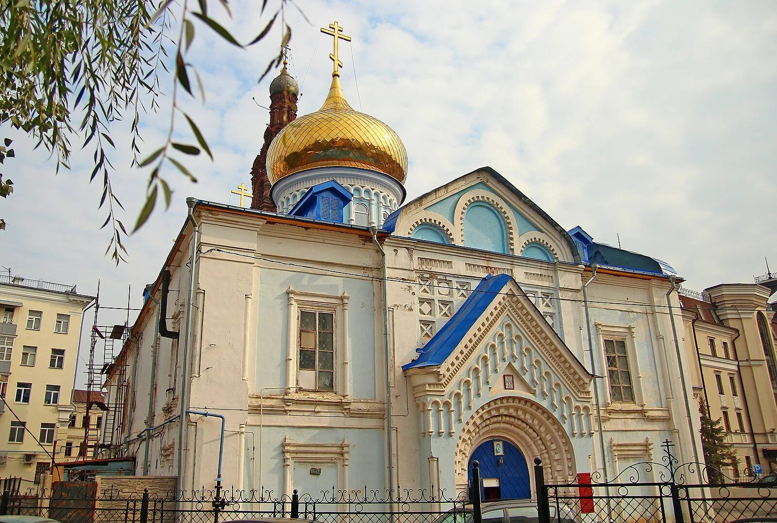 Как работает церковь на улице. Надым. Церковная лавка вывеска. Храм александра невского томск внутри. Кисловодский храм свято-никольский храм внутри.