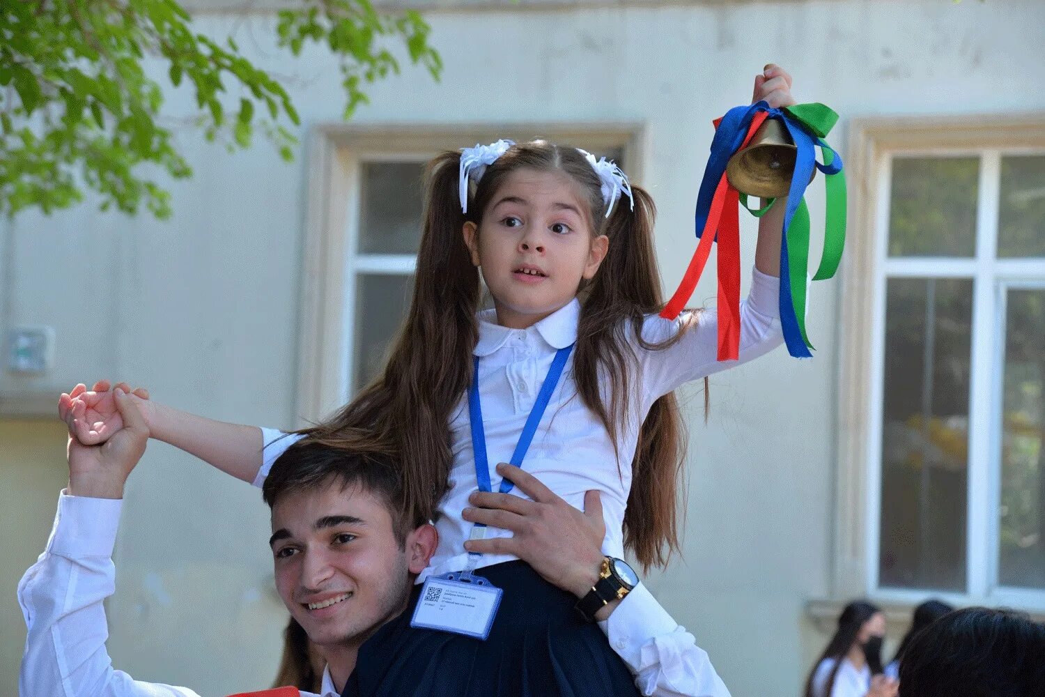 Последний звонок образование. Школы в Азербайджане. Азербайджанки в школе. Последний звонок. Последний звонок в Азербайджане.