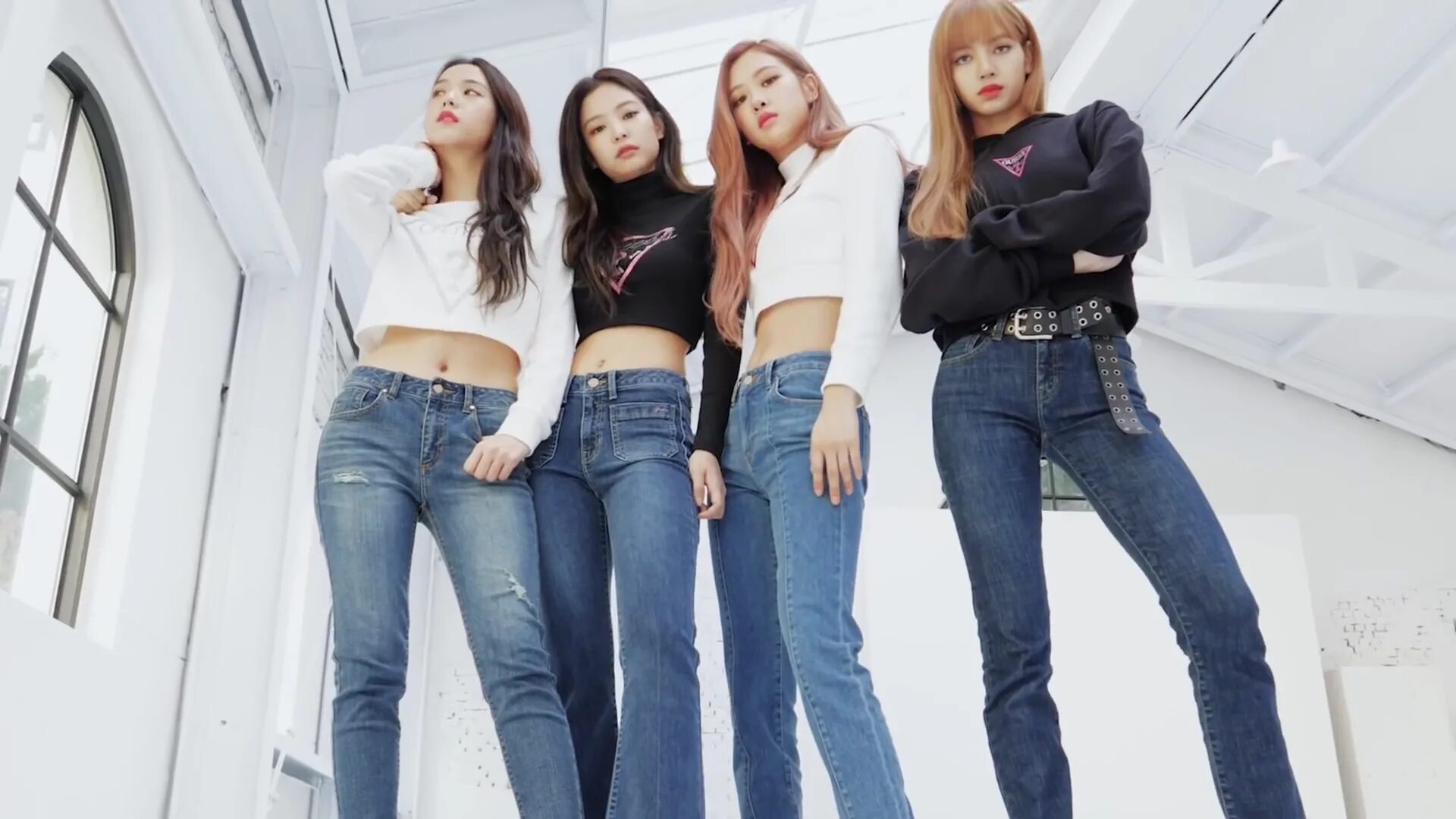 Он зе граунд. Группа BLACKPINK. Группа Блэк Пинк. Группа Блэк Пинк Jennie. Блэк Пинк guess.