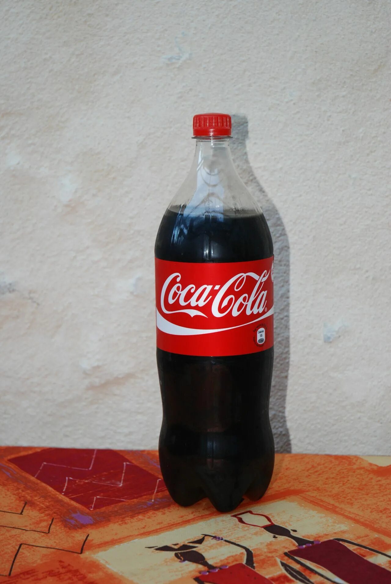Кола бутылка на столе. Coca cola 1.5 литра. бутылка кока колы. кока кола пластиковая бутылка. кола в пластиковой бутылке.
