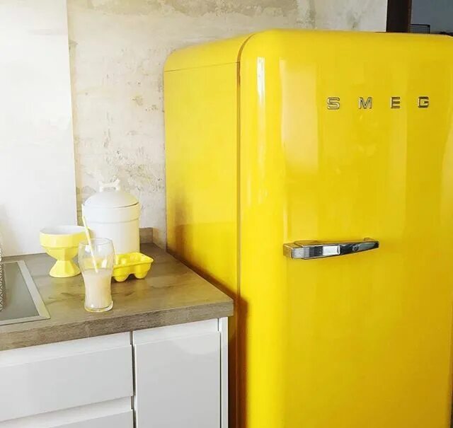yellow Smeg & yellow pendant lamps, subway tiles & cement screed. HAPPY-worthy k