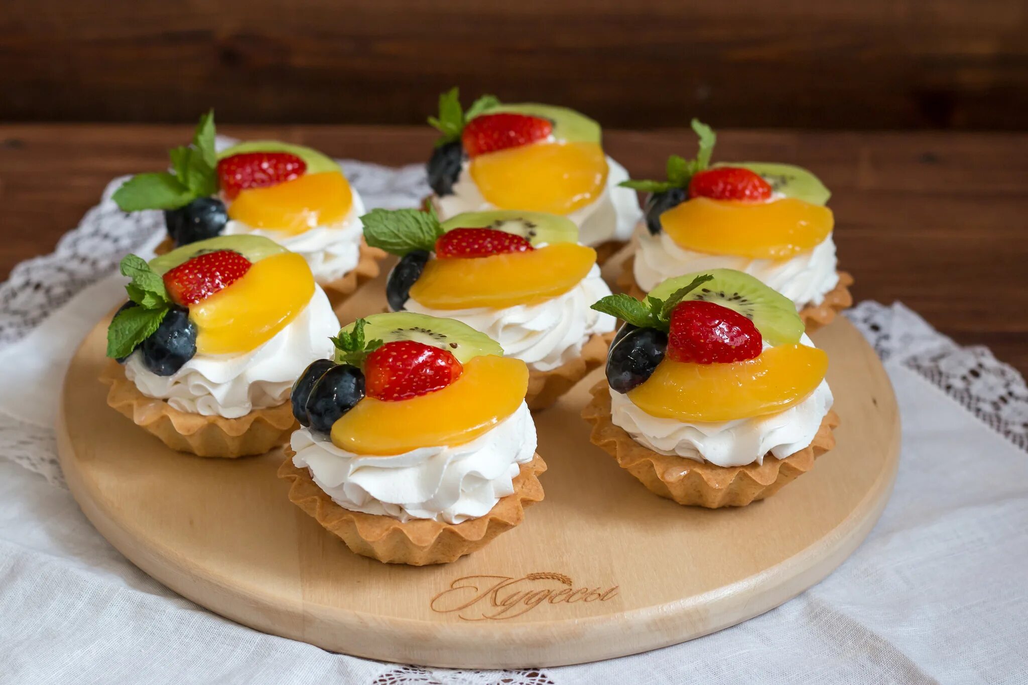 ягодный пирог. торты и пирожные. пирожные с фруктами. корзинка с фруктами пирожное. песочные фруктовые корзиночки.