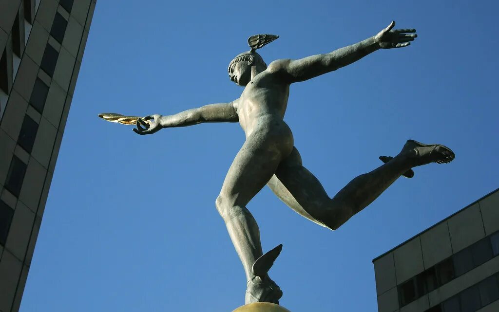 Меркурий Бог статуя. ЦМТ Гермес статуя. Меркурий ЦМТ скульптура. Меркурий Гермес Бог.