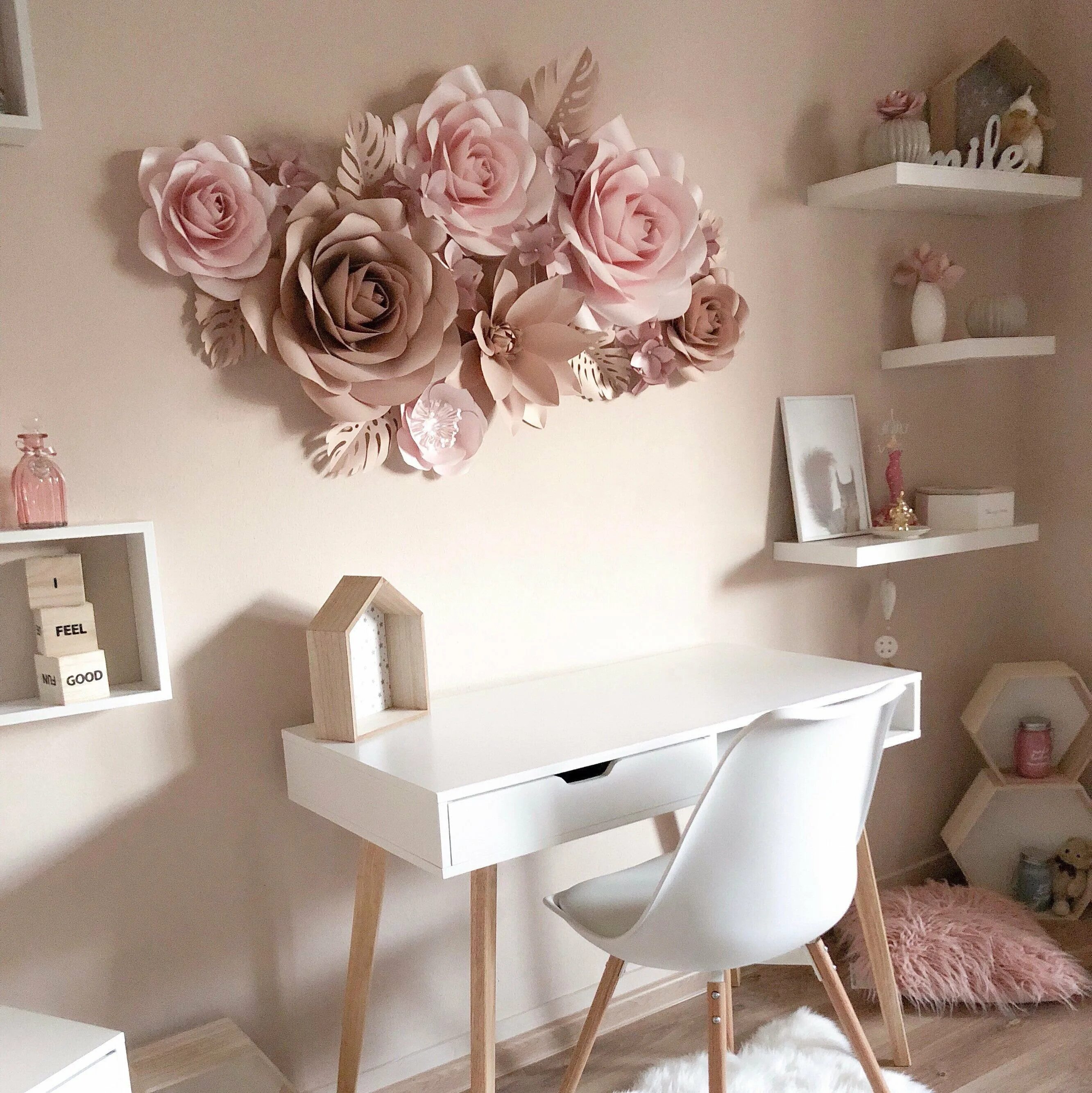 Decor цветы. Объемные цветы на стену. цветы на стену декор. бумажные цветы на стену. объемные цветы на стене в интерьере.