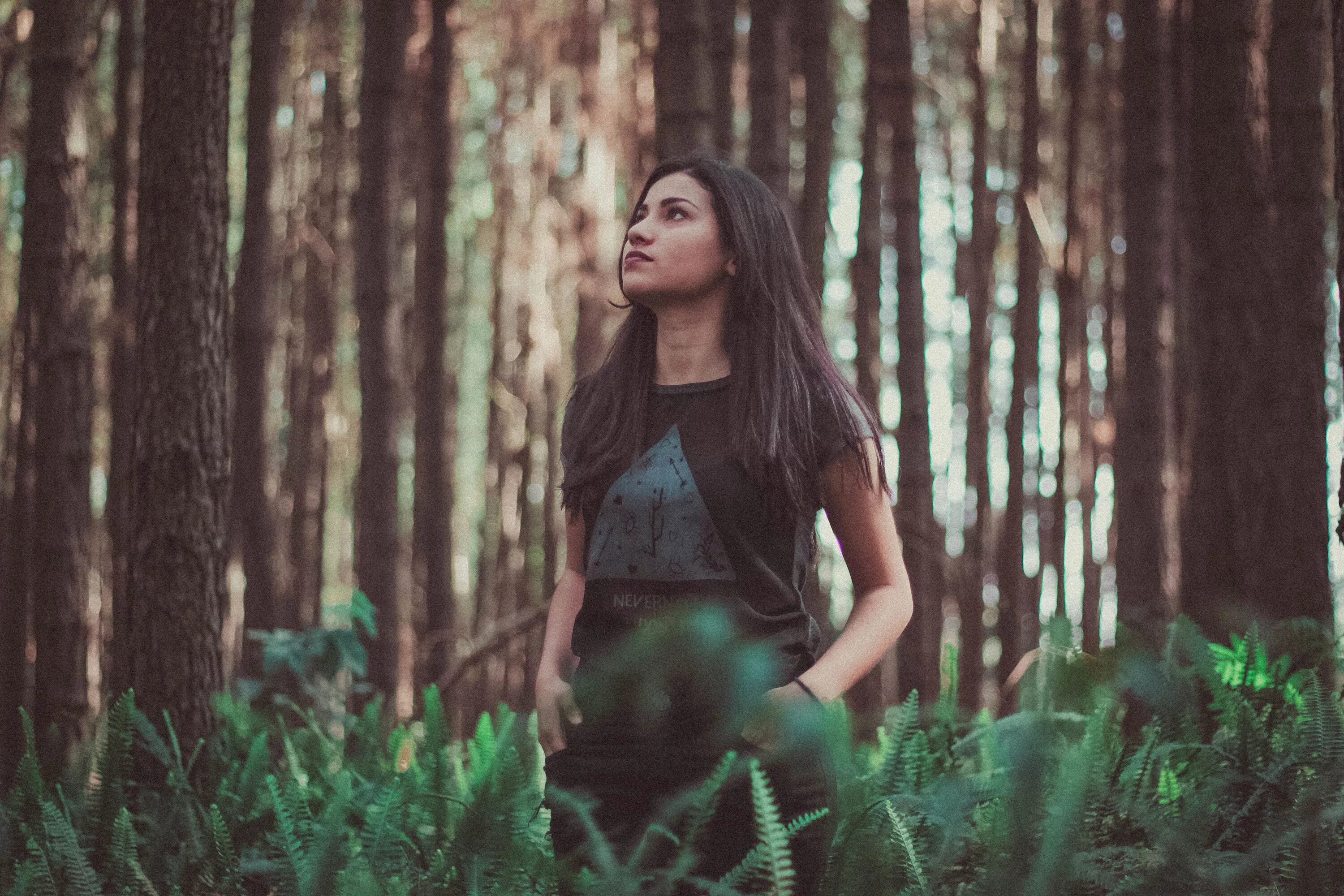 Лесиан. Девушка в лесу. Лесная девушка. Темноволосая девушка в лесу. Девушка в лесу в майке.