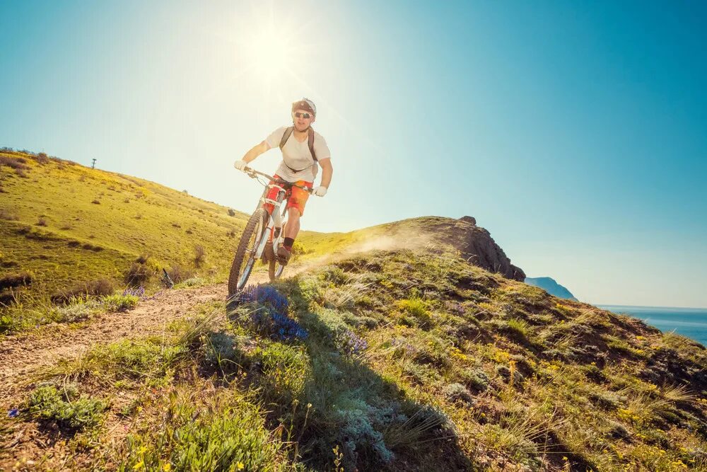 Еду по хребту. Велосипедист в горах. Еду по хребту. Велоспорт в горах. Серпантины горные швейцария.