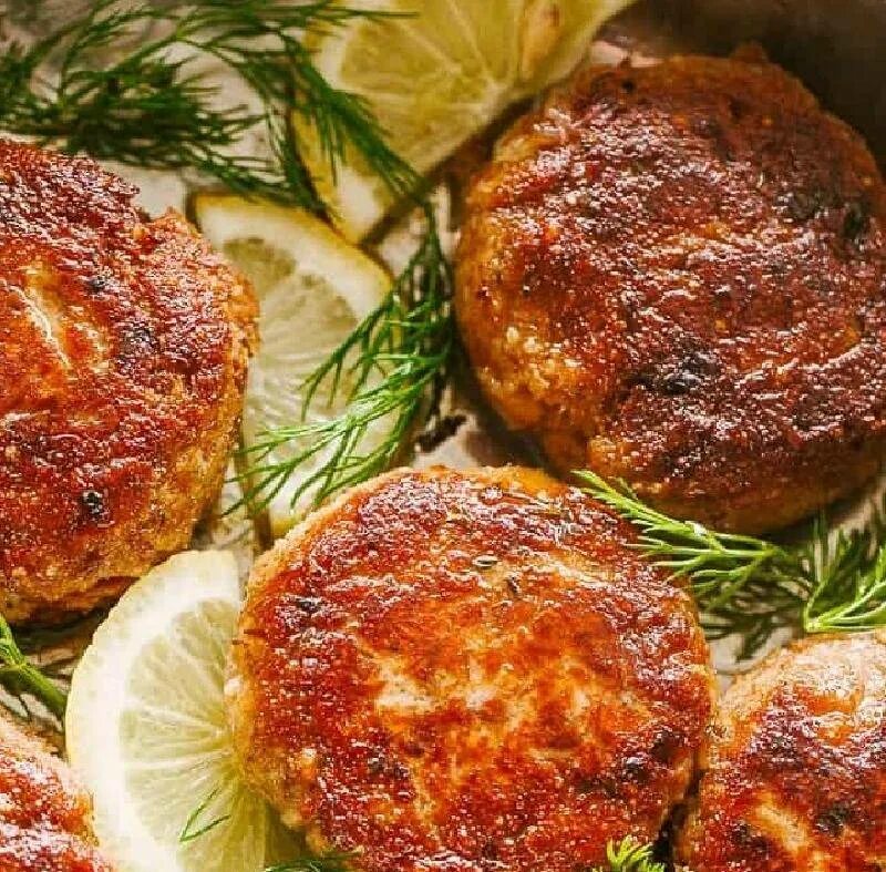 Как приготовить котлеты из фарша горбуши сочные. Котлеты в духовке. котлеты лососевые. котлеты запеченные в духовке. биточки из красной рыбы.