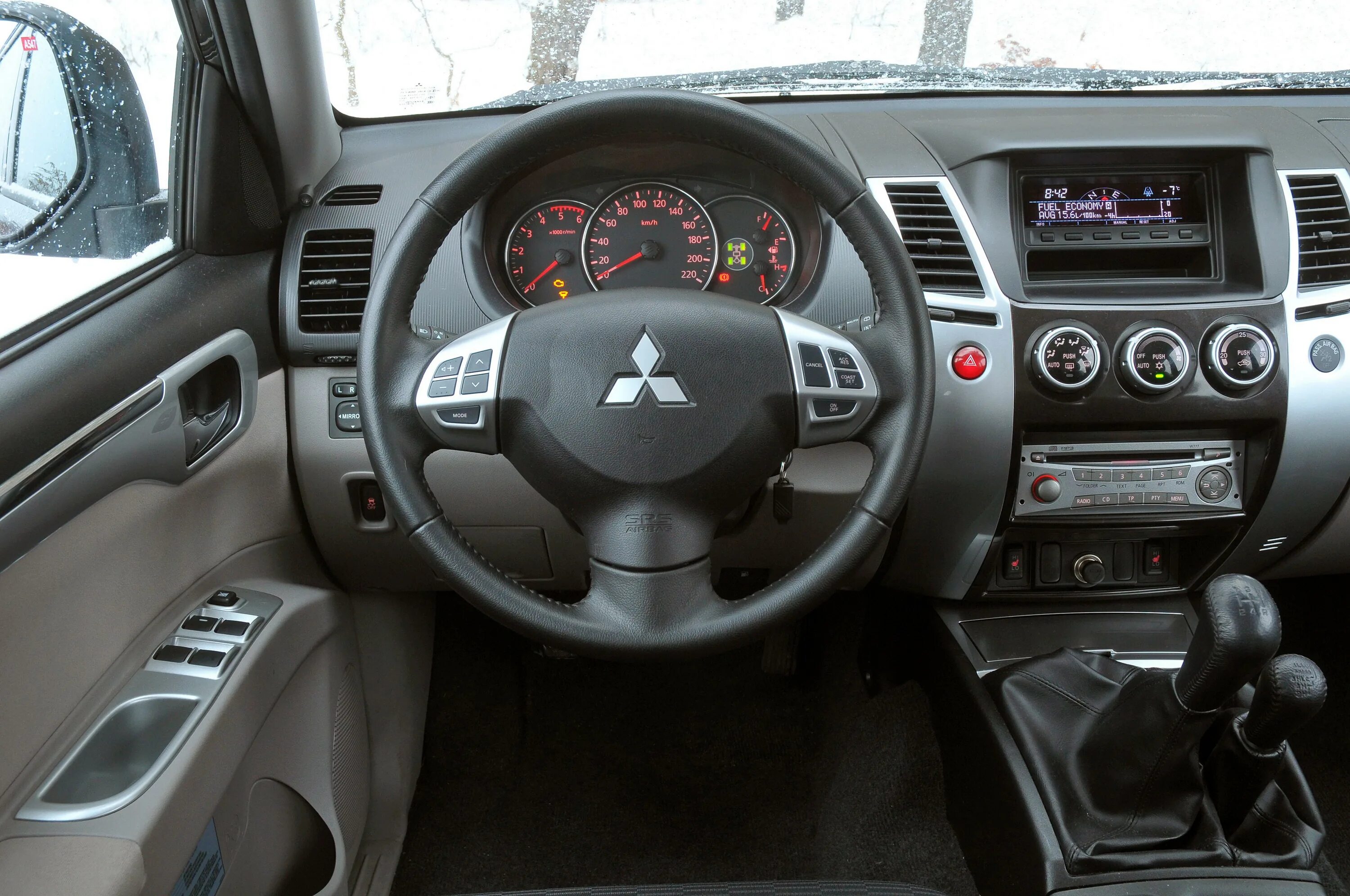 Мицубиси паджеро механика. Mitsubishi Pajero Sport 2008 торпеда. Салон Mitsubishi Pajero Sport 2 2008. Mitsubishi Pajero Sport 2010 салон. Mitsubishi Pajero Sport 2008 салон.