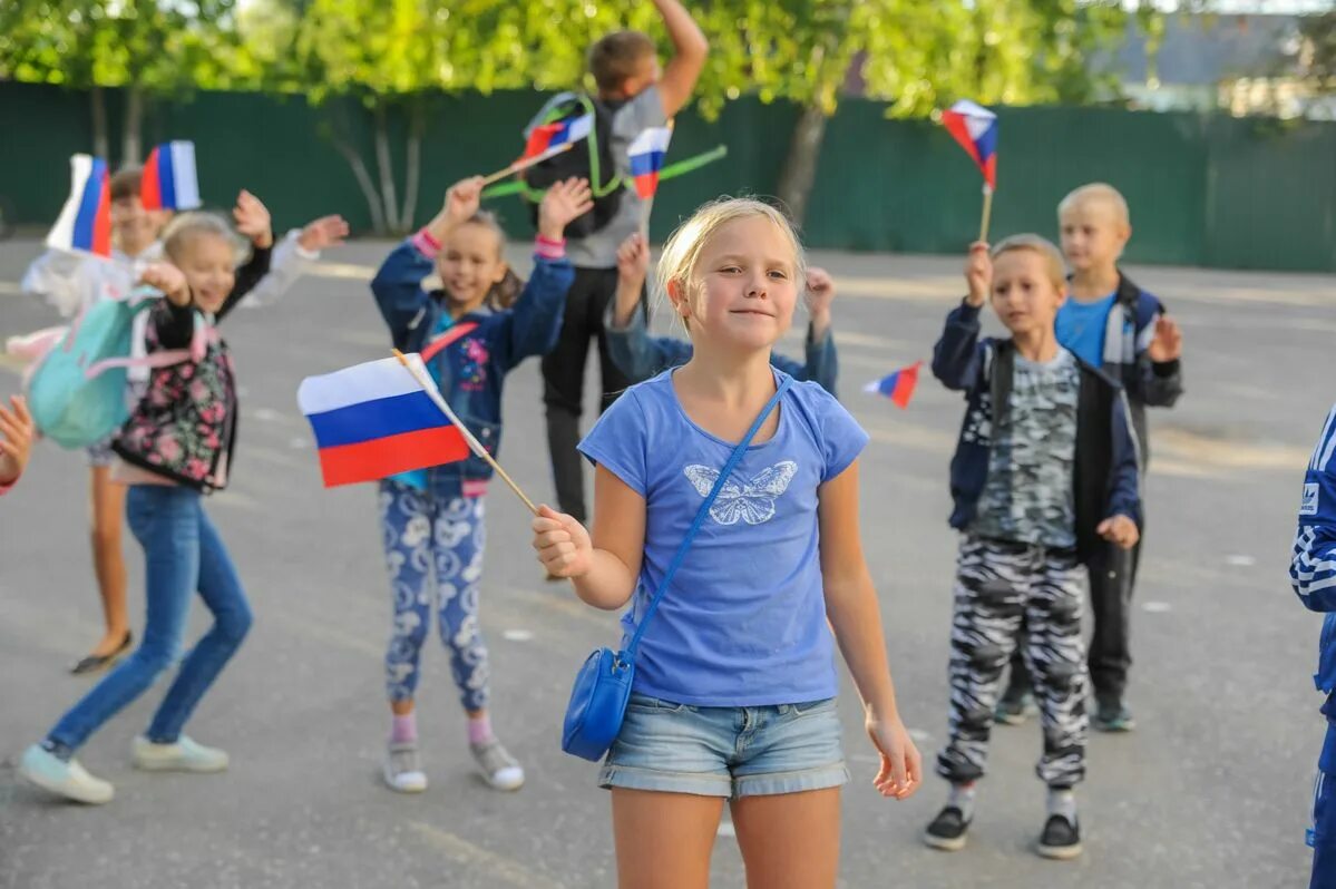 Школьники с флагом. День российского флага в школе. Российские школьники с флажками. Флаг для детей. Мы флажками машем и поем