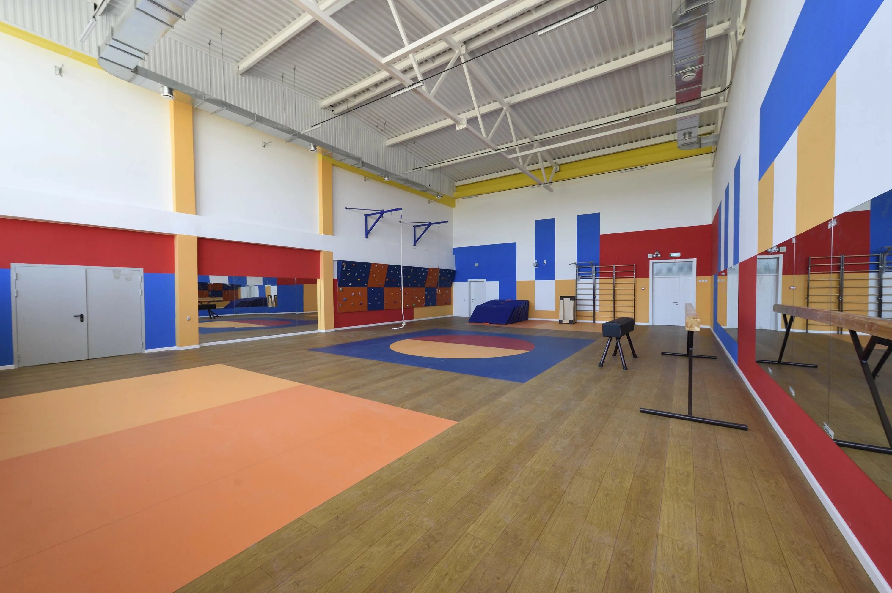 Линолеум для спортзала. Спортивный линолеум Форбо. Спортивный линолеум Forbo Sportline. Линолеум Форбо спортлайн стандарт. Форбо спортивный линолеум 04502.