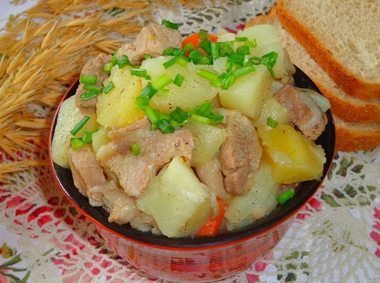 Тушеная картошка с мясом в мультиварке свинины. Свинина с картофелем. картошка с мясом. свинина с картошкой в мультиварке. тушёная картошка со свининой в мультиварке.