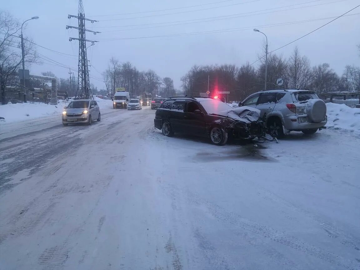 Что случилось в хабаровске. Авария 28.01.2013 Хабаровск. ДТП Хабаровск проспект 60 лет распил. ДТП В Хабаровске серый Приус 30 в зимой.