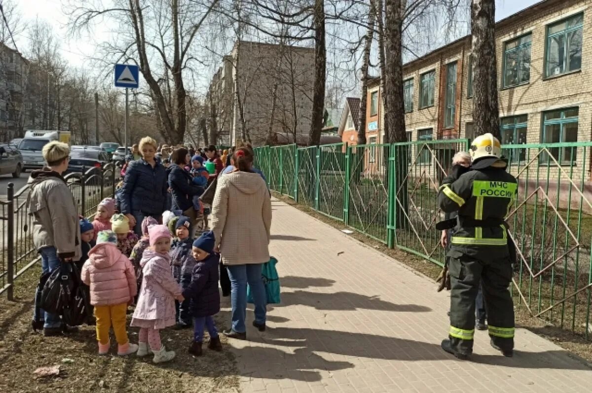 Идет ли эвакуация. Эвакуация в детском саду. Эвакуация детей в детском саду. Заминировали детский сад. Эвакуация в школе.