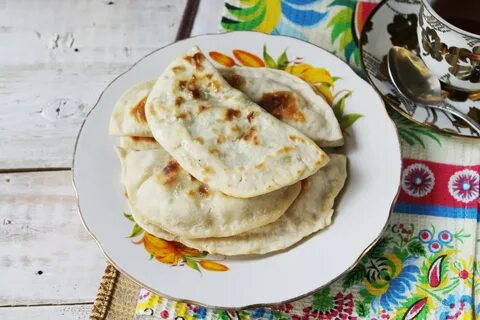 Кутабы с зеленью и сыром на сковороде