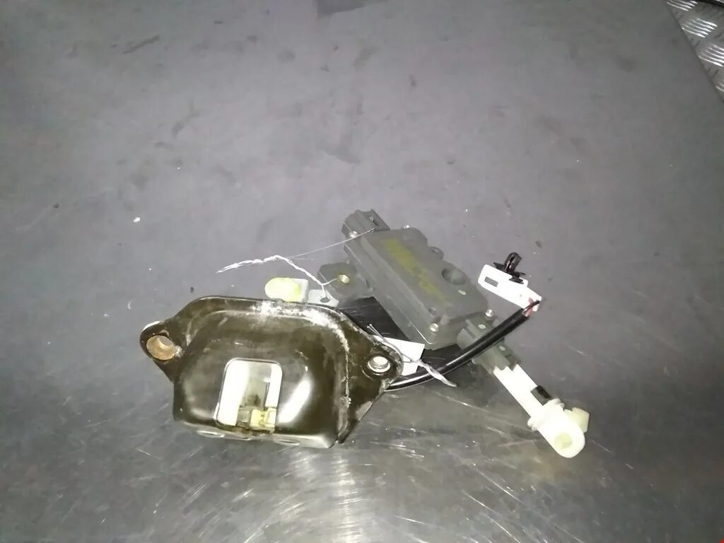 Замок багажника nissan almera n16 hatchback. Ответная часть замка багажника для nissan almera n16e. Замок для крышки багажника ниссан примера р12. Замок крышки багажника ниссан блюберд силфи. Замок крышки багажника ниссан.