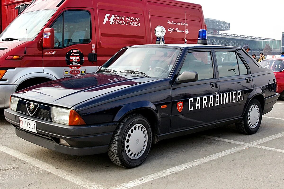 Alfa romeo 75 carabinieri. Карабинеры италии женская форма. Машины карабинеры 156. Карабиньери авто. Карабинеры италии женская форма.