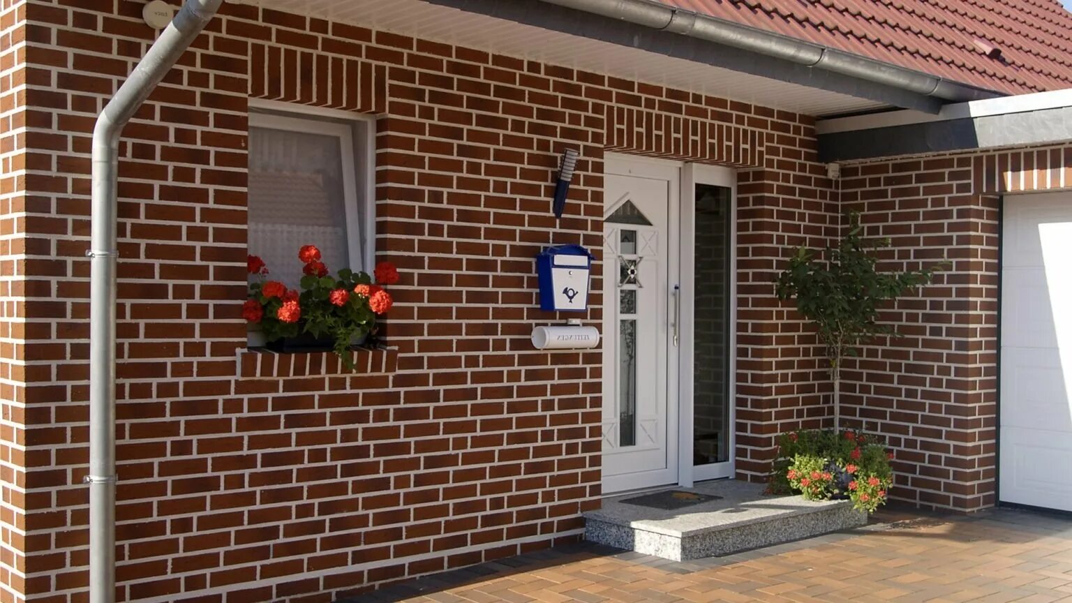 Обновить кирпичный дом. Red brick (красный кирпич) сайдинг. отделка домов панелями под кирпич. крашенный кирпичный дом. крашеный кирпич фасад.