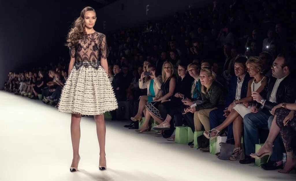 Givenchy показ мод. показ мод. фэшн показ. модный показ. показ мод дети.