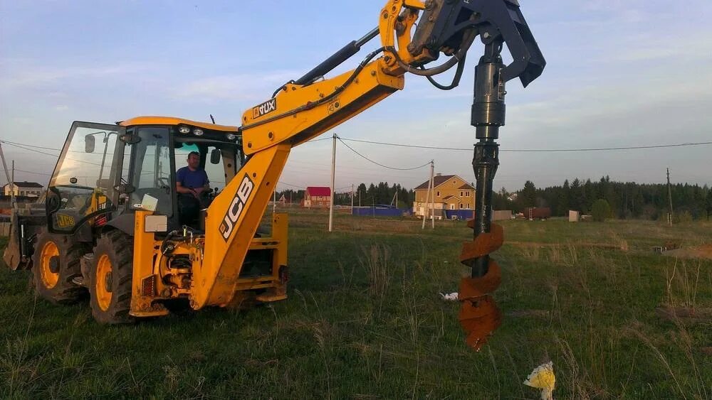 Ямобур jcb 3cx. Jcb с буром. Бур на jcb 3cx. Jsb экскаватор 3cx. Аренда экскаватора погрузчика с ямобуром ekspark.