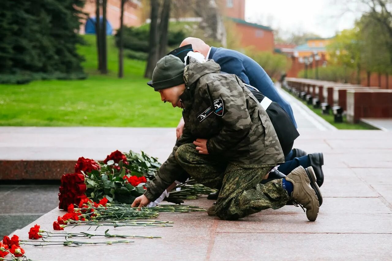 У могилы неизвестного солдата песня. Александровский сад могила неизвестного солдата. Могила неизвестного солдата в Александровском саду. Александровский сад Москва вечный огонь. Солдат у вечного огня.