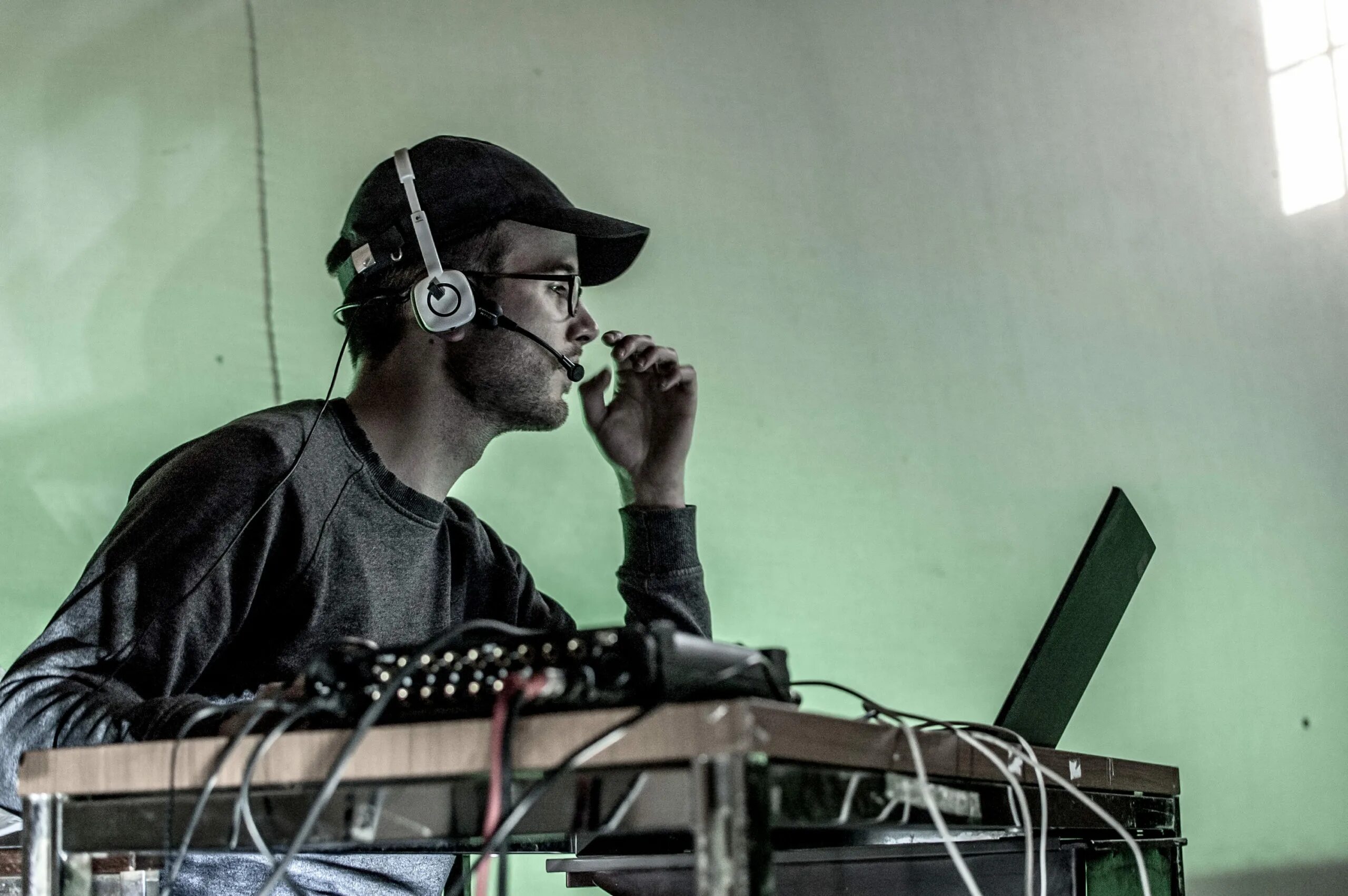 Найти песню слушать хорошую. Sound artists. рэйв музыкант в маленьких круглых очках. подросток ищет музыку. слушать музыку поиск.