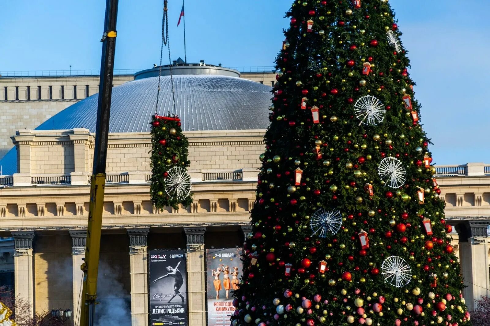 елка в новосибирске в 2023 году. разноцветная елка. новогодняя елка новосибирск.