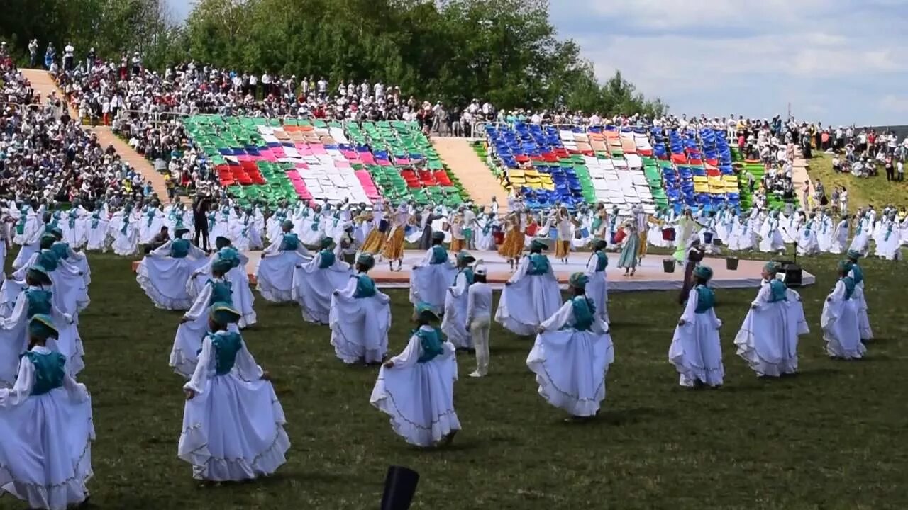 Сабантуй нижнекамск. Сабантуй нижнекамск. Набережные челны майдан сабантуй. Сабантуй нижнекамск флажки. Сабантуй майдан.