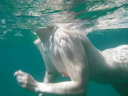 Des coquines qui aiment se baigner nues 