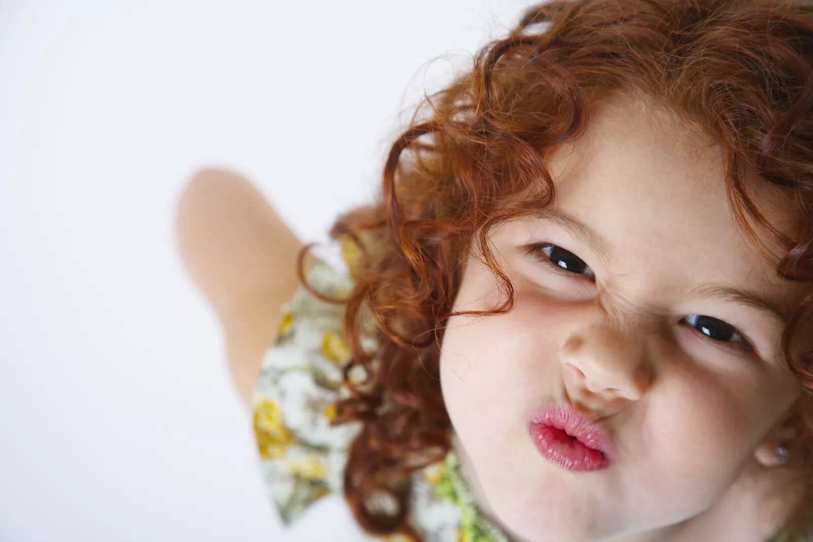 вредный мальчик. привычки детей. вредные привычки для детей. надутый человек. ребенок.