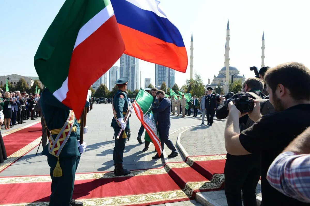 Флаг Грозного Чечня. Флаг города Грозный Чеченской Республики. Флаг Грозного Кадырова. Флаг Чеченской Республики 2022. Ичкерия что за страна это где