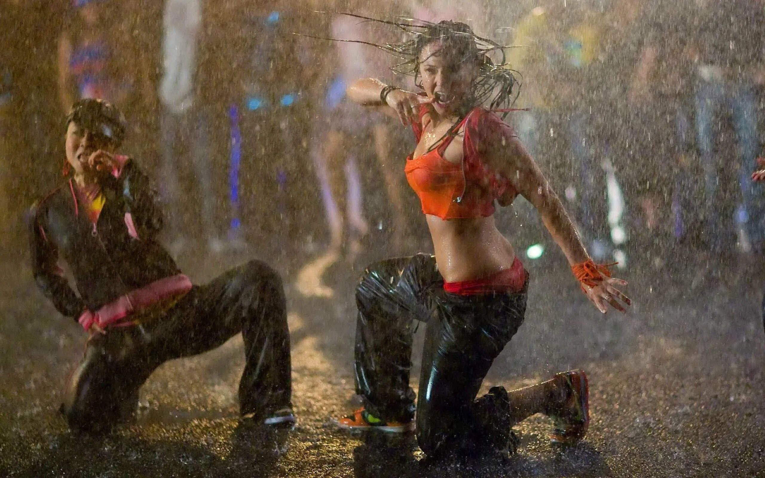 Клип где танцует мужчина. Шаг вперед 2 улицы под дождём. Вивиан Грин танцевать под дождём. Шаг вперед 2 танец. Бриана Эвиган танцует.