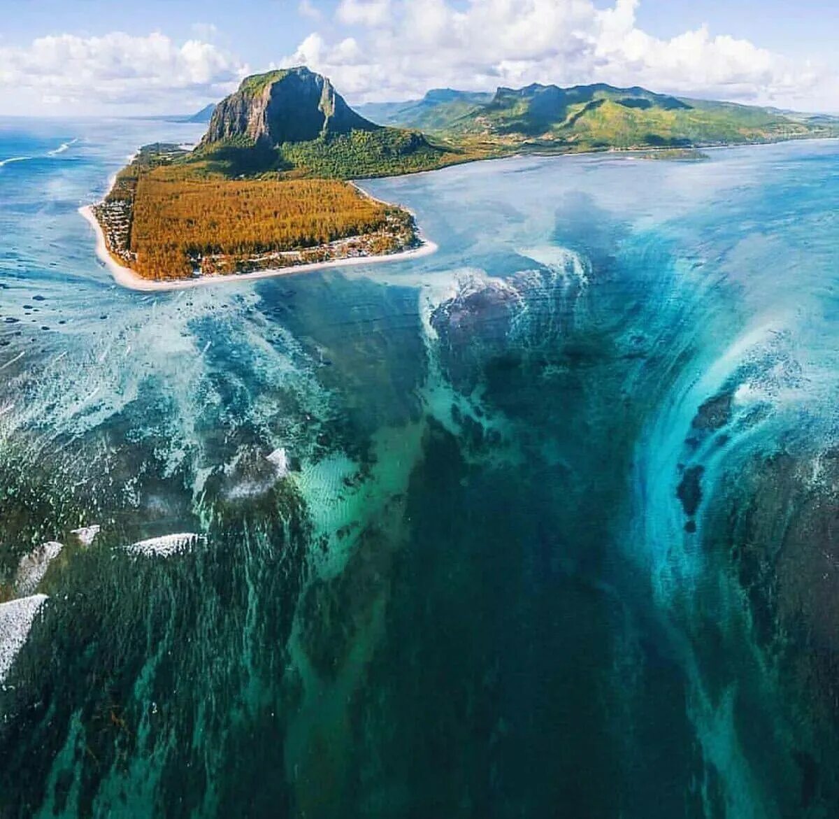 Подводный водопад Ле Морн Брабан. Леморн Брабант Маврикий. Ле-Морн-Брабан, остров Маврикий. Леморн Брабант Маврикий водопад.