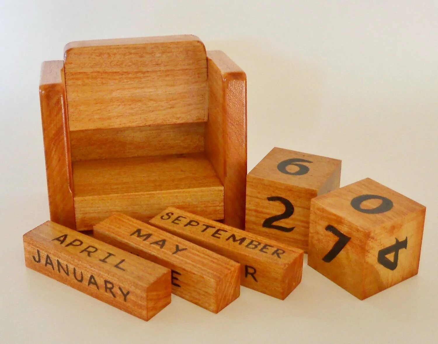 Календарь из кубиков. Деревянный календарь. Вечный календарь деревянный. Деревянный календарь с кубиками. Изготовлю деревянные кубики.