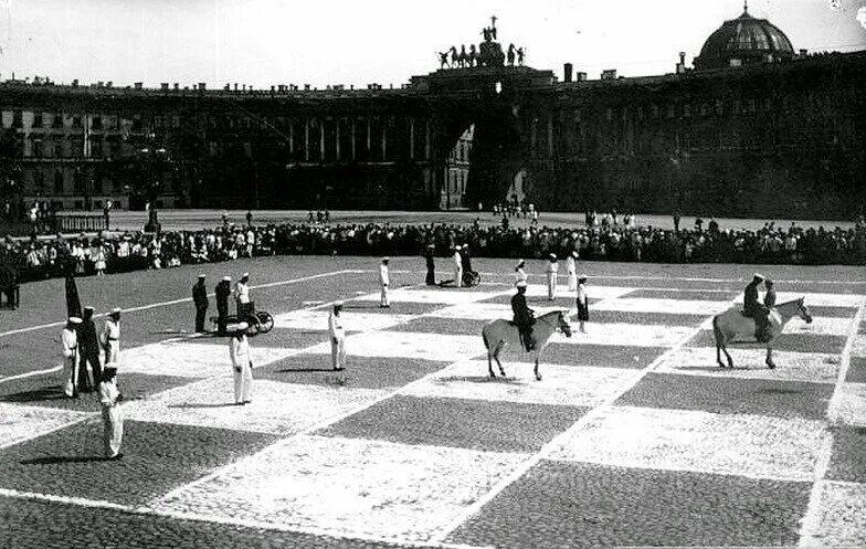 Петербург 1921 год. Шахматы на Дворцовой площади 1924. Живые шахматы на Дворцовой площади 1924. 1924 Шахматы на площади Урицкого. 20 Июля 1924 года на Дворцовой площади.