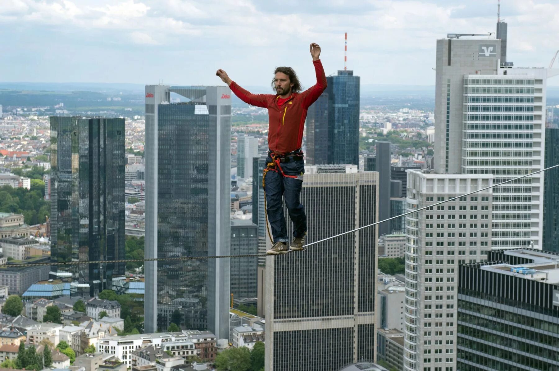 Fear of heights. Страх высоты. Человек на канате. Человек на высоком здании. Трюки на небоскребах.