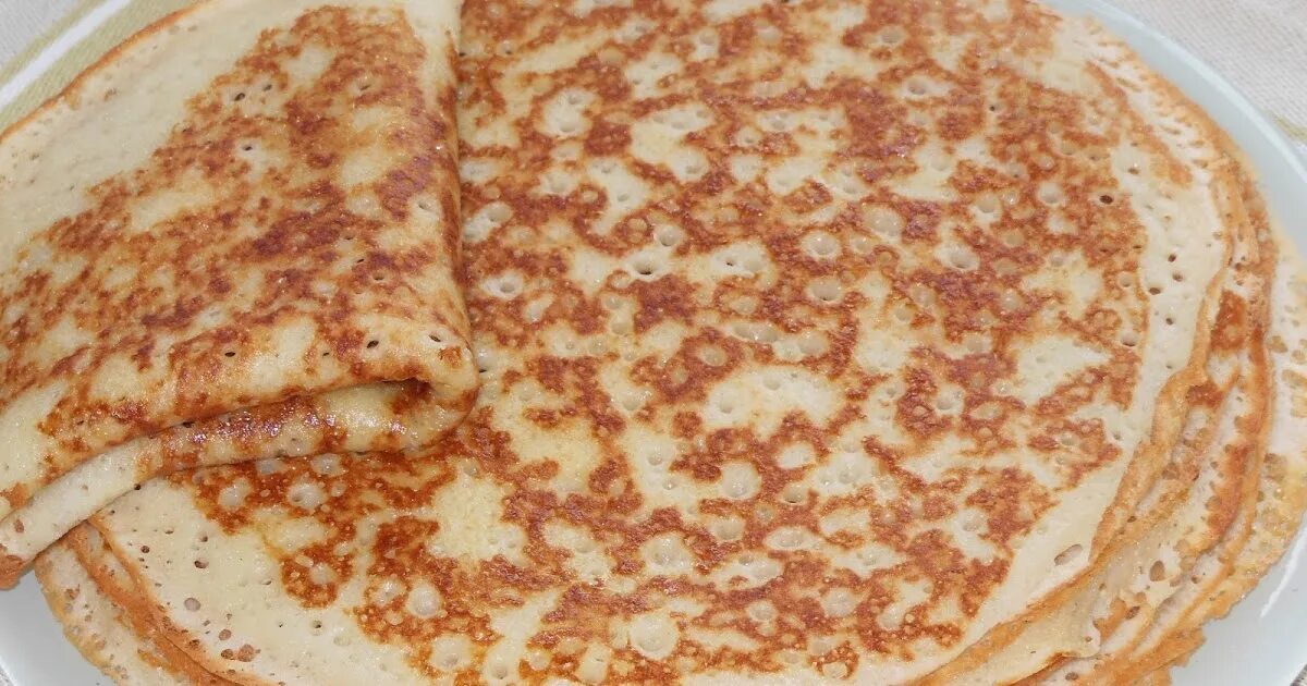 Пышные блины с дырочками. Дрожжевые блины. дрожжевые блины на воде. блины дрожжевые на молоке. дрожжевые блины в дырочку.