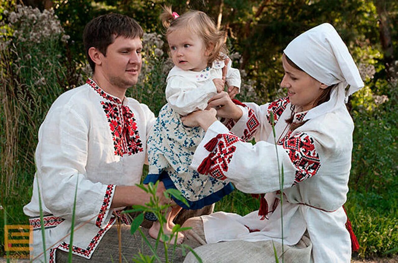 Белорусская семья. Белорусские традиции. Семья в белорусских костюмах. Семья белорусов.