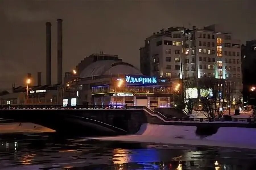 Кинотеатр ударник ул серафимовича. Кинотеатр ударник москва улица серафимовича. набережная у кинотеатра ударник.