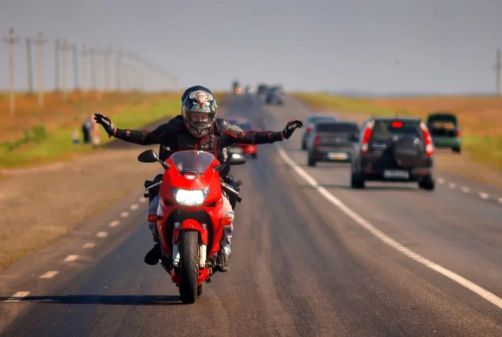 Мотоцикл на дороге. Мотоциклист на дороге. Мотоцикл едет. Байкер на дороге.