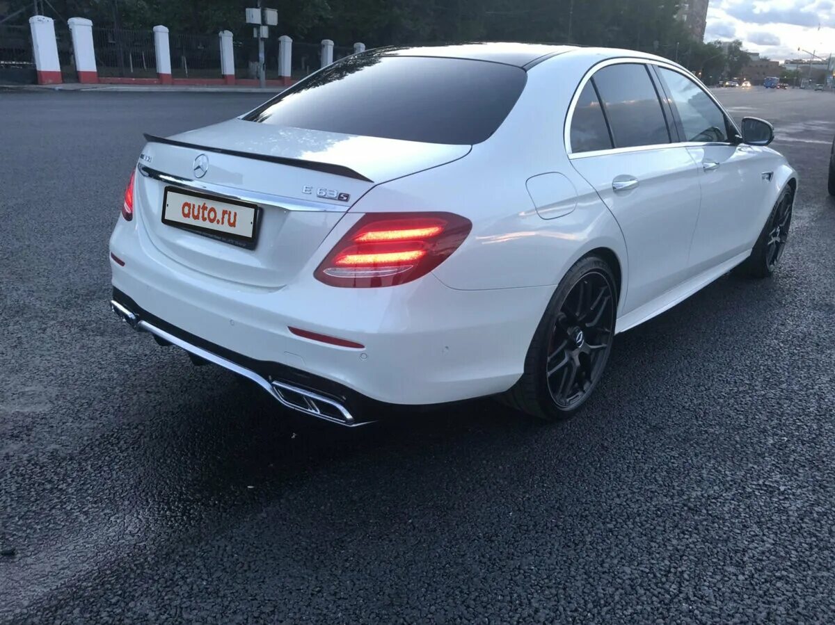 Купить мерседес е 213. Мерседес е63 АМГ 213. Mercedes e63s AMG w213 White. Mercedes e63s AMG w213 белый. Мерседес АМГ Е 63 S.